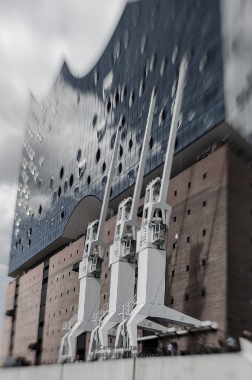 Hafenkräne vor der Elphi - Aufnahme mit Lensbaby
